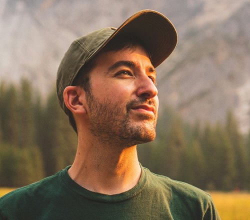 cliente de obras a medida con gorra verde